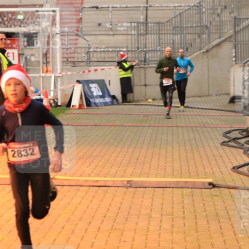 08.12.2024 - St. Pauli X-Mass-Run No. 14 Kathrin Stürmer Photography http://msf.ph/oto/7534766 08.12.2024 09:52:20 Ziel  meine-sportfotos.de