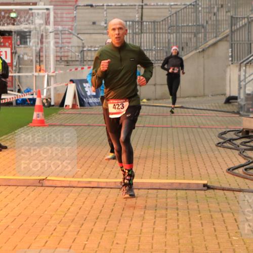 08.12.2024 - St. Pauli X-Mass-Run No. 14 Kathrin Stürmer Photography http://msf.ph/oto/7534770 08.12.2024 09:52:23 Ziel  meine-sportfotos.de