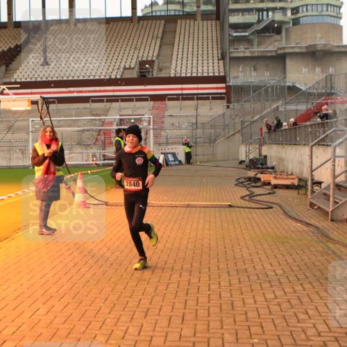 08.12.2024 - St. Pauli X-Mass-Run No. 14 Kathrin Stürmer Photography http://msf.ph/oto/7542355 08.12.2024 09:57:33 Ziel  meine-sportfotos.de