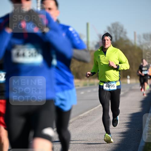 06.04.2025 - 44. Internationalen Wilhelmsburger Insellauf Dr. Thomas Lammeyer http://msf.ph/oto/7550021 06.04.2025 09:20:29 Laufen 37, 4436, 4096 meine-sportfotos.de