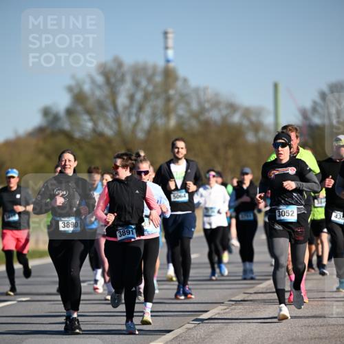 06.04.2025 - 44. Internationalen Wilhelmsburger Insellauf Dr. Thomas Lammeyer http://msf.ph/oto/7554667 06.04.2025 09:29:57 Laufen 16, 3890, 3891, 5064, 3052, 43 meine-sportfotos.de