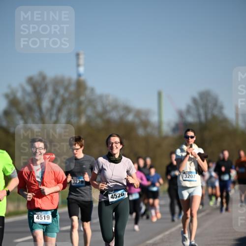 06.04.2025 - 44. Internationalen Wilhelmsburger Insellauf Dr. Thomas Lammeyer http://msf.ph/oto/7555293 06.04.2025 09:30:59 Laufen 4519, 3279, 4520, 3207 meine-sportfotos.de