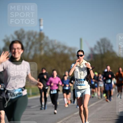 06.04.2025 - 44. Internationalen Wilhelmsburger Insellauf Dr. Thomas Lammeyer http://msf.ph/oto/7555319 06.04.2025 09:31:01 Laufen 32, 4526, 3207 meine-sportfotos.de