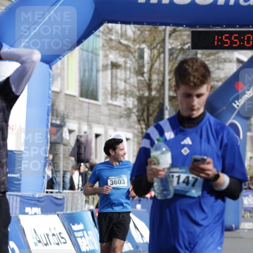 06.04.2025 - 44. Internationalen Wilhelmsburger Insellauf A. Gomolzig http://msf.ph/oto/7555342 06.04.2025 10:45:01 Ziel 3603, 3789, 4097, 4480 meine-sportfotos.de