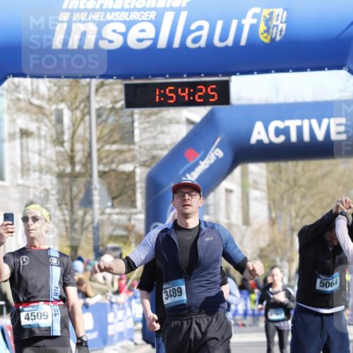 06.04.2025 - 44. Internationalen Wilhelmsburger Insellauf A. Gomolzig http://msf.ph/oto/7555351 06.04.2025 10:44:23 Ziel 3057, 3232, 3489, 4429, 5064 meine-sportfotos.de