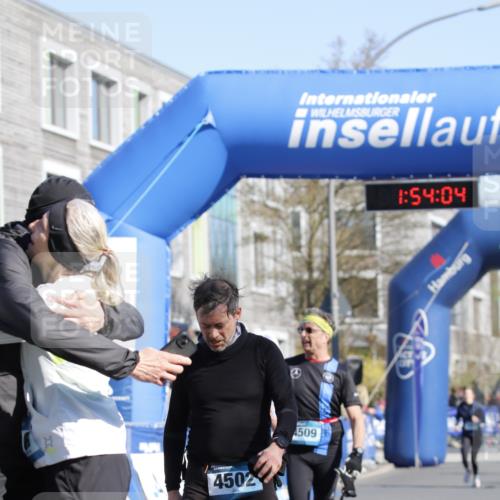 06.04.2025 - 44. Internationalen Wilhelmsburger Insellauf A. Gomolzig http://msf.ph/oto/7555379 06.04.2025 10:44:02 Ziel 3219, 3268, 3380, 4144, 4222, 4509, 5063 meine-sportfotos.de