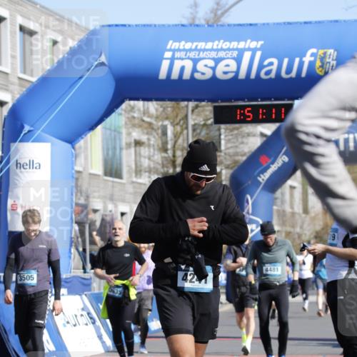 06.04.2025 - 44. Internationalen Wilhelmsburger Insellauf A. Gomolzig http://msf.ph/oto/7555529 06.04.2025 10:41:09 Ziel 3390, 3505, 3635, 4011, 4241, 4481, 5132 meine-sportfotos.de