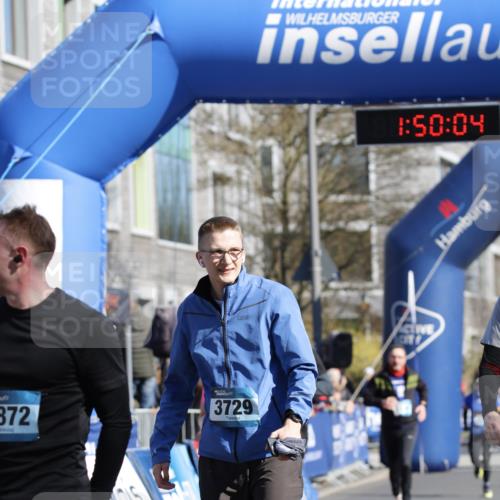 06.04.2025 - 44. Internationalen Wilhelmsburger Insellauf A. Gomolzig http://msf.ph/oto/7555600 06.04.2025 10:40:02 Ziel 3544, 3729, 3887, 4380 meine-sportfotos.de