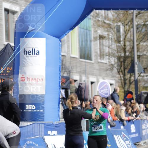 06.04.2025 - 44. Internationalen Wilhelmsburger Insellauf A. Gomolzig http://msf.ph/oto/7555645 06.04.2025 10:39:29 Ziel 3592, 4356, 4560, 4592 meine-sportfotos.de