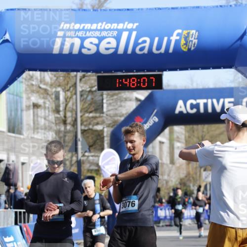 06.04.2025 - 44. Internationalen Wilhelmsburger Insellauf A. Gomolzig http://msf.ph/oto/7555756 06.04.2025 10:38:05 Ziel 3076, 3171, 4507, 4530 meine-sportfotos.de