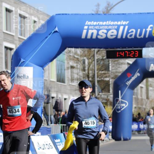 06.04.2025 - 44. Internationalen Wilhelmsburger Insellauf A. Gomolzig http://msf.ph/oto/7555820 06.04.2025 10:37:21 Ziel 4099, 4515, 5067, 5084 meine-sportfotos.de