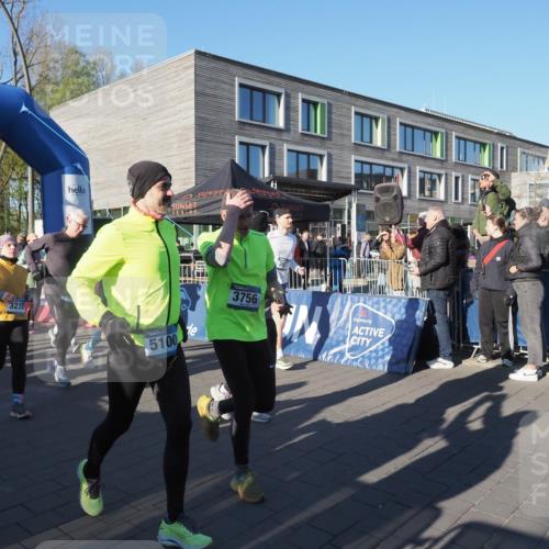 06.04.2025 - 44. Internationalen Wilhelmsburger Insellauf Luisa Fischer http://msf.ph/oto/7555838 06.04.2025 08:52:00 Ziel 00, 3223, 97, 5100, 3756 meine-sportfotos.de