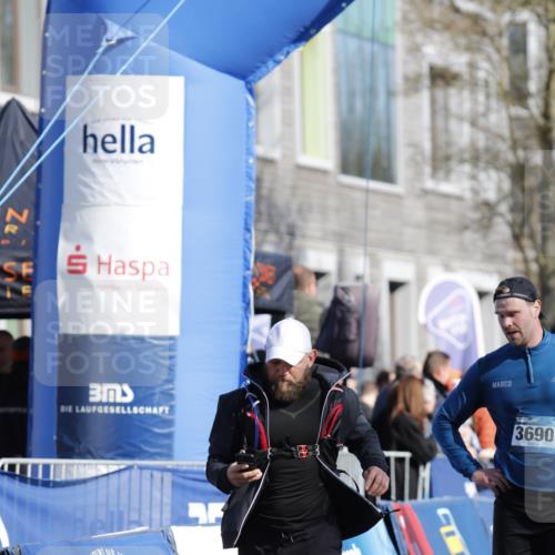 06.04.2025 - 44. Internationalen Wilhelmsburger Insellauf A. Gomolzig http://msf.ph/oto/7555849 06.04.2025 10:37:02 Ziel 3690, 4534, 4587, 5198 meine-sportfotos.de
