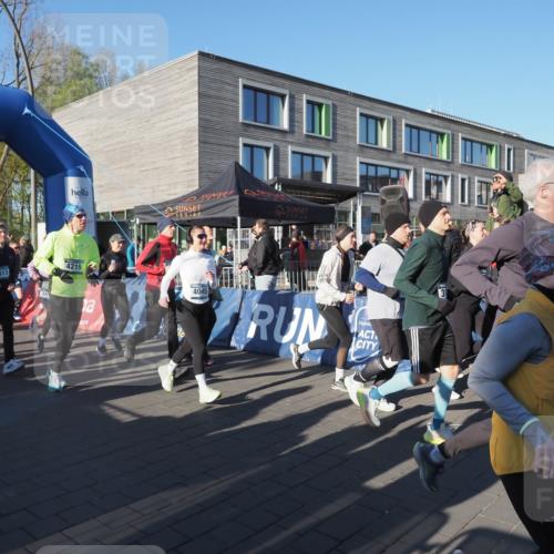 06.04.2025 - 44. Internationalen Wilhelmsburger Insellauf Luisa Fischer http://msf.ph/oto/7555852 06.04.2025 08:52:02 Ziel 02, 3388, 3313, 4219, 36, 4045, 31 meine-sportfotos.de