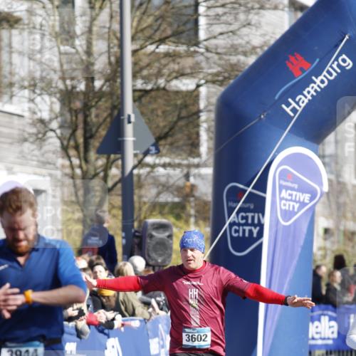06.04.2025 - 44. Internationalen Wilhelmsburger Insellauf A. Gomolzig http://msf.ph/oto/7555924 06.04.2025 10:36:11 Ziel 3832, 3933, 3944 meine-sportfotos.de