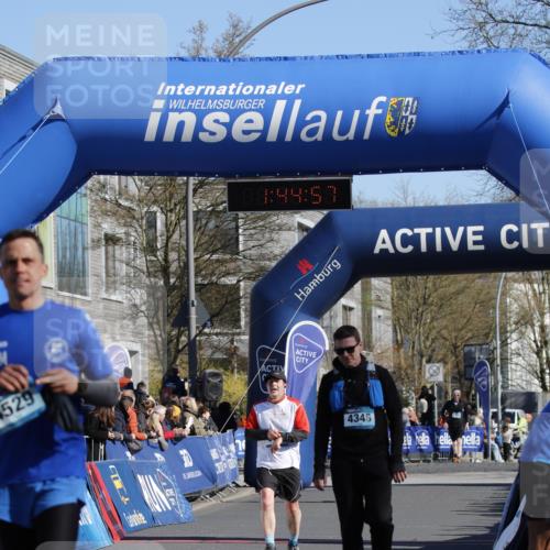 06.04.2025 - 44. Internationalen Wilhelmsburger Insellauf A. Gomolzig http://msf.ph/oto/7556037 06.04.2025 10:34:55 Ziel 3777, 4346, 4449, 4529 meine-sportfotos.de