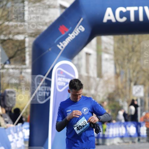 06.04.2025 - 44. Internationalen Wilhelmsburger Insellauf A. Gomolzig http://msf.ph/oto/7556049 06.04.2025 10:34:48 Ziel 3183, 4152, 4529, 4616 meine-sportfotos.de