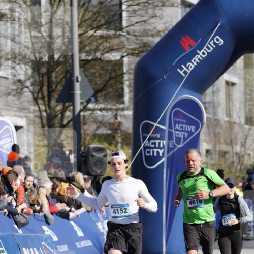06.04.2025 - 44. Internationalen Wilhelmsburger Insellauf A. Gomolzig http://msf.ph/oto/7556070 06.04.2025 10:34:38 Ziel 4128, 4152 meine-sportfotos.de
