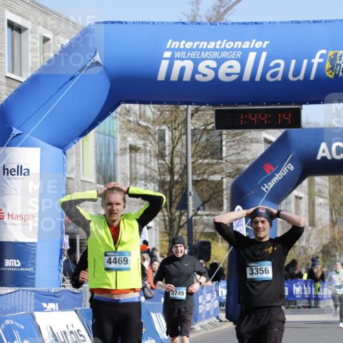 06.04.2025 - 44. Internationalen Wilhelmsburger Insellauf A. Gomolzig http://msf.ph/oto/7556115 06.04.2025 10:34:12 Ziel 3015, 3356, 3749, 4469, 4504 meine-sportfotos.de