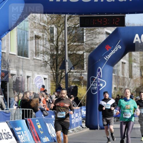 06.04.2025 - 44. Internationalen Wilhelmsburger Insellauf A. Gomolzig http://msf.ph/oto/7556219 06.04.2025 10:33:11 Ziel 3760, 4400, 5026 meine-sportfotos.de