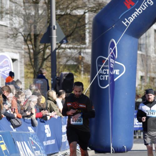 06.04.2025 - 44. Internationalen Wilhelmsburger Insellauf A. Gomolzig http://msf.ph/oto/7556221 06.04.2025 10:33:09 Ziel 3760 meine-sportfotos.de