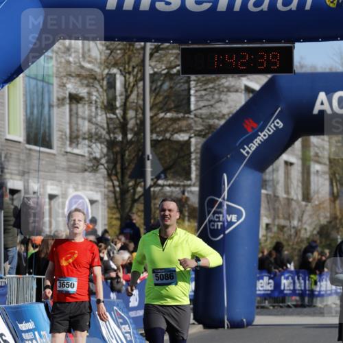 06.04.2025 - 44. Internationalen Wilhelmsburger Insellauf A. Gomolzig http://msf.ph/oto/7556275 06.04.2025 10:32:37 Ziel 3650, 5002, 5086 meine-sportfotos.de