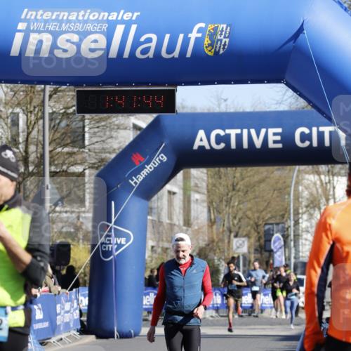 06.04.2025 - 44. Internationalen Wilhelmsburger Insellauf A. Gomolzig http://msf.ph/oto/7556335 06.04.2025 10:31:42 Ziel 3019, 3338, 4298 meine-sportfotos.de