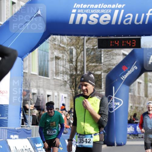 06.04.2025 - 44. Internationalen Wilhelmsburger Insellauf A. Gomolzig http://msf.ph/oto/7556338 06.04.2025 10:31:41 Ziel 3019, 3338, 3542, 4298 meine-sportfotos.de