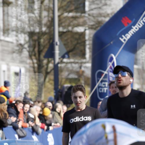 06.04.2025 - 44. Internationalen Wilhelmsburger Insellauf A. Gomolzig http://msf.ph/oto/7556380 06.04.2025 10:30:43 Ziel 3400, 3721, 3727, 3742, 4189, 4459 meine-sportfotos.de