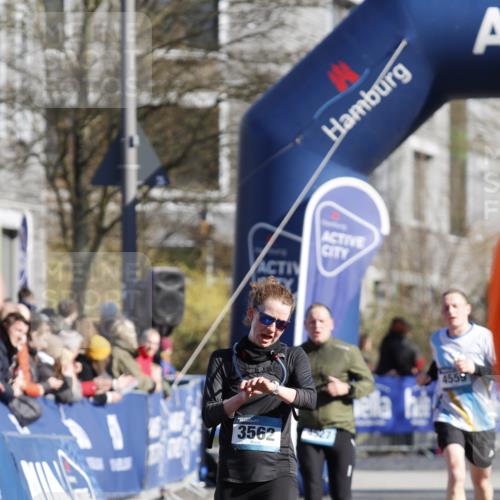 06.04.2025 - 44. Internationalen Wilhelmsburger Insellauf A. Gomolzig http://msf.ph/oto/7556395 06.04.2025 10:30:26 Ziel 3562, 4413, 5102 meine-sportfotos.de