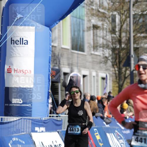 06.04.2025 - 44. Internationalen Wilhelmsburger Insellauf A. Gomolzig http://msf.ph/oto/7556401 06.04.2025 10:30:21 Ziel 4030, 4410, 4413, 5102 meine-sportfotos.de