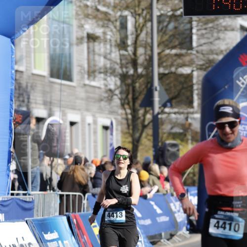 06.04.2025 - 44. Internationalen Wilhelmsburger Insellauf A. Gomolzig http://msf.ph/oto/7556403 06.04.2025 10:30:19 Ziel 4030, 4410, 4413, 5102 meine-sportfotos.de