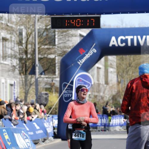 06.04.2025 - 44. Internationalen Wilhelmsburger Insellauf A. Gomolzig http://msf.ph/oto/7556410 06.04.2025 10:30:16 Ziel 4030, 4410, 4413 meine-sportfotos.de
