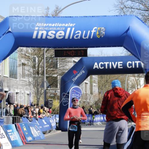 06.04.2025 - 44. Internationalen Wilhelmsburger Insellauf A. Gomolzig http://msf.ph/oto/7556413 06.04.2025 10:30:15 Ziel 4030, 4410 meine-sportfotos.de