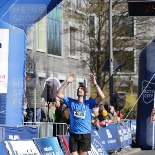 06.04.2025 - 44. Internationalen Wilhelmsburger Insellauf A. Gomolzig http://msf.ph/oto/7556420 06.04.2025 10:30:13 Ziel 4030, 4410 meine-sportfotos.de