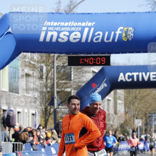 06.04.2025 - 44. Internationalen Wilhelmsburger Insellauf A. Gomolzig http://msf.ph/oto/7556428 06.04.2025 10:30:08 Ziel  meine-sportfotos.de