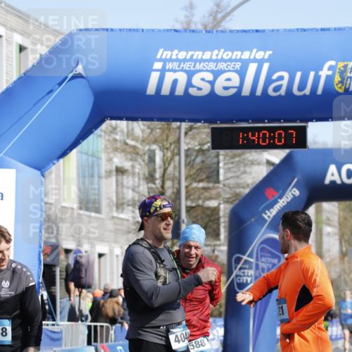 06.04.2025 - 44. Internationalen Wilhelmsburger Insellauf A. Gomolzig http://msf.ph/oto/7556434 06.04.2025 10:30:05 Ziel  meine-sportfotos.de
