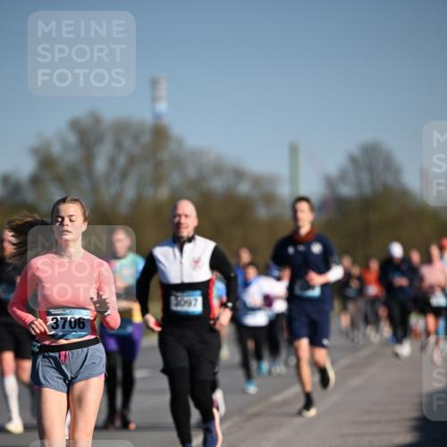 06.04.2025 - 44. Internationalen Wilhelmsburger Insellauf Dr. Thomas Lammeyer http://msf.ph/oto/7556436 06.04.2025 09:32:22 Laufen 3706, 1097 meine-sportfotos.de