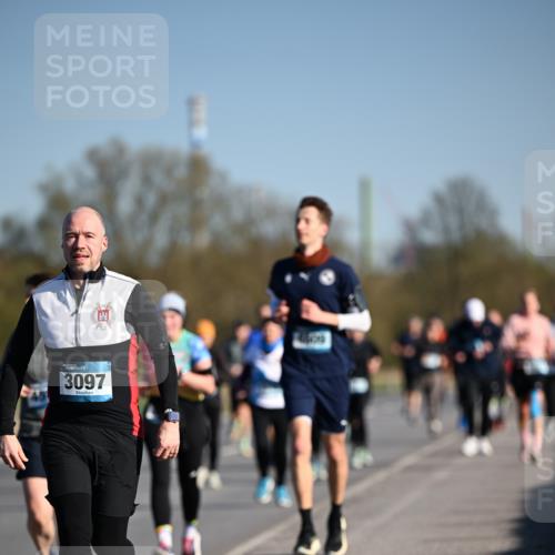 06.04.2025 - 44. Internationalen Wilhelmsburger Insellauf Dr. Thomas Lammeyer http://msf.ph/oto/7556468 06.04.2025 09:32:24 Laufen 3097 meine-sportfotos.de