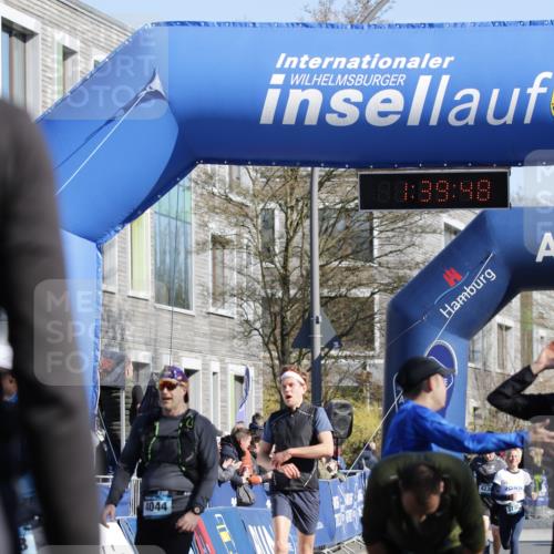 06.04.2025 - 44. Internationalen Wilhelmsburger Insellauf A. Gomolzig http://msf.ph/oto/7556470 06.04.2025 10:29:47 Ziel 3453, 3615, 3793, 3808, 4044, 4102, 4347, 5108 meine-sportfotos.de