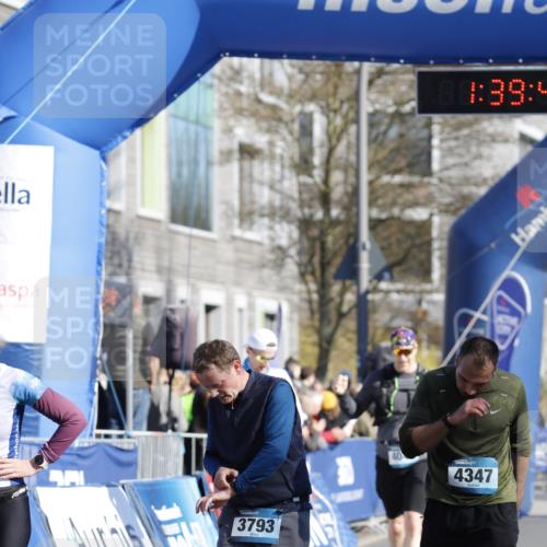 06.04.2025 - 44. Internationalen Wilhelmsburger Insellauf A. Gomolzig http://msf.ph/oto/7556476 06.04.2025 10:29:43 Ziel 3453, 3793, 3808, 4044, 4102, 4135, 4272, 4347, 5108 meine-sportfotos.de