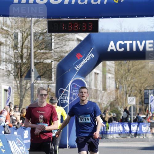06.04.2025 - 44. Internationalen Wilhelmsburger Insellauf A. Gomolzig http://msf.ph/oto/7556575 06.04.2025 10:28:31 Ziel 4174, 4263, 4454 meine-sportfotos.de