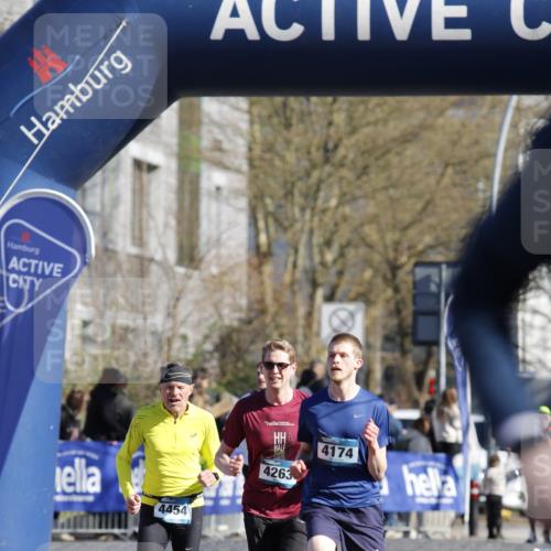 06.04.2025 - 44. Internationalen Wilhelmsburger Insellauf A. Gomolzig http://msf.ph/oto/7556587 06.04.2025 10:28:28 Ziel  meine-sportfotos.de