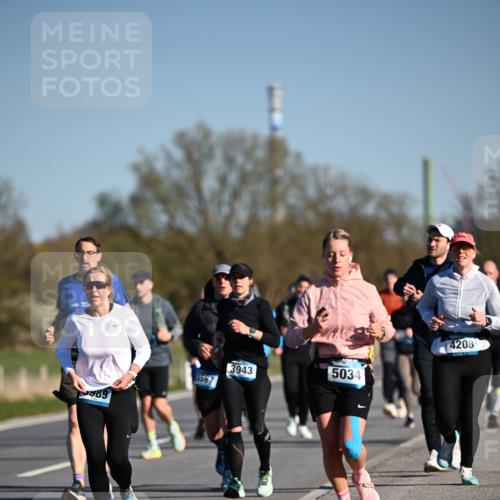 06.04.2025 - 44. Internationalen Wilhelmsburger Insellauf Dr. Thomas Lammeyer http://msf.ph/oto/7556592 06.04.2025 09:32:31 Laufen 989, 1567, 4208, 3943, 5034 meine-sportfotos.de