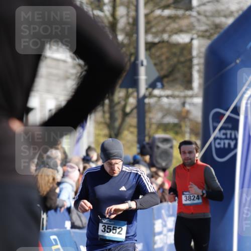 06.04.2025 - 44. Internationalen Wilhelmsburger Insellauf A. Gomolzig http://msf.ph/oto/7556615 06.04.2025 10:27:47 Ziel 3117, 3552, 3596, 4305, 4535 meine-sportfotos.de