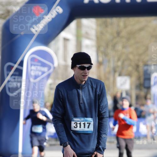 06.04.2025 - 44. Internationalen Wilhelmsburger Insellauf A. Gomolzig http://msf.ph/oto/7556622 06.04.2025 10:27:43 Ziel 3117, 3596, 3651, 4305 meine-sportfotos.de