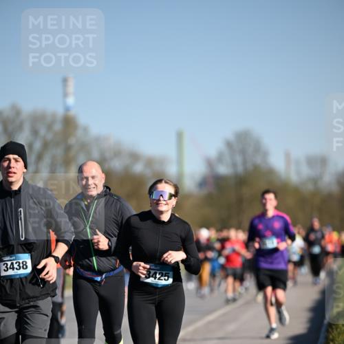 06.04.2025 - 44. Internationalen Wilhelmsburger Insellauf Dr. Thomas Lammeyer http://msf.ph/oto/7556676 06.04.2025 09:32:38 Laufen 3438, 3425 meine-sportfotos.de