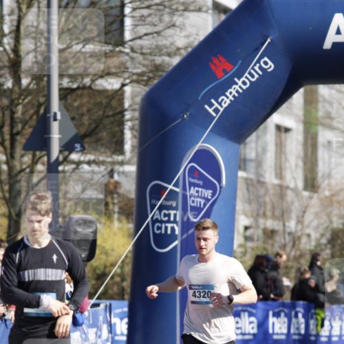 06.04.2025 - 44. Internationalen Wilhelmsburger Insellauf A. Gomolzig http://msf.ph/oto/7556720 06.04.2025 10:26:28 Ziel 3448, 4320, 5056 meine-sportfotos.de