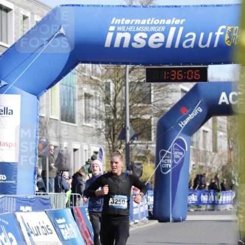 06.04.2025 - 44. Internationalen Wilhelmsburger Insellauf A. Gomolzig http://msf.ph/oto/7556733 06.04.2025 10:26:05 Ziel 3195, 3250, 3535 meine-sportfotos.de