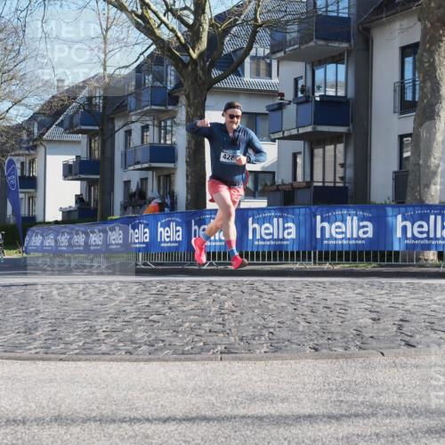 06.04.2025 - 44. Internationalen Wilhelmsburger Insellauf Luisa Fischer http://msf.ph/oto/7556747 06.04.2025 10:12:24 Ziel 4206, 428 meine-sportfotos.de